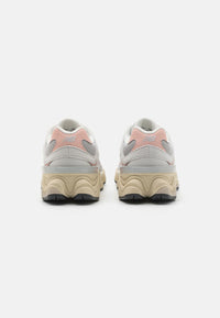 New Balance 9060 Gris Et Rose