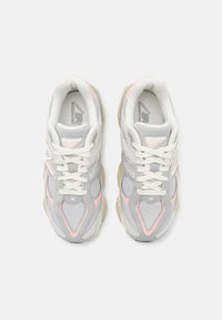 New Balance 9060 Gris Et Rose