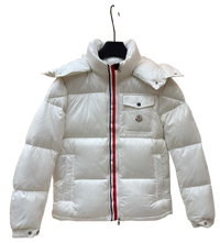 Doudoune Moncler courte à capuche Montbeliard